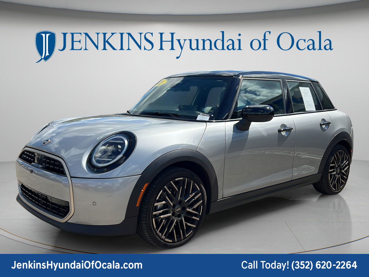 Used 2025 MINI Cooper 4-Door Hardtop FWD image 7