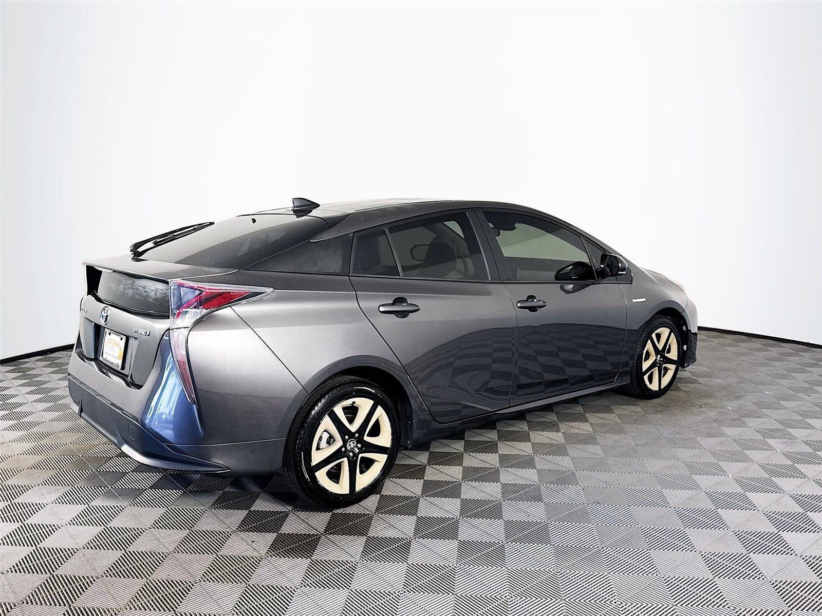 Used 2017 Toyota Prius Three Touring FWD image 5