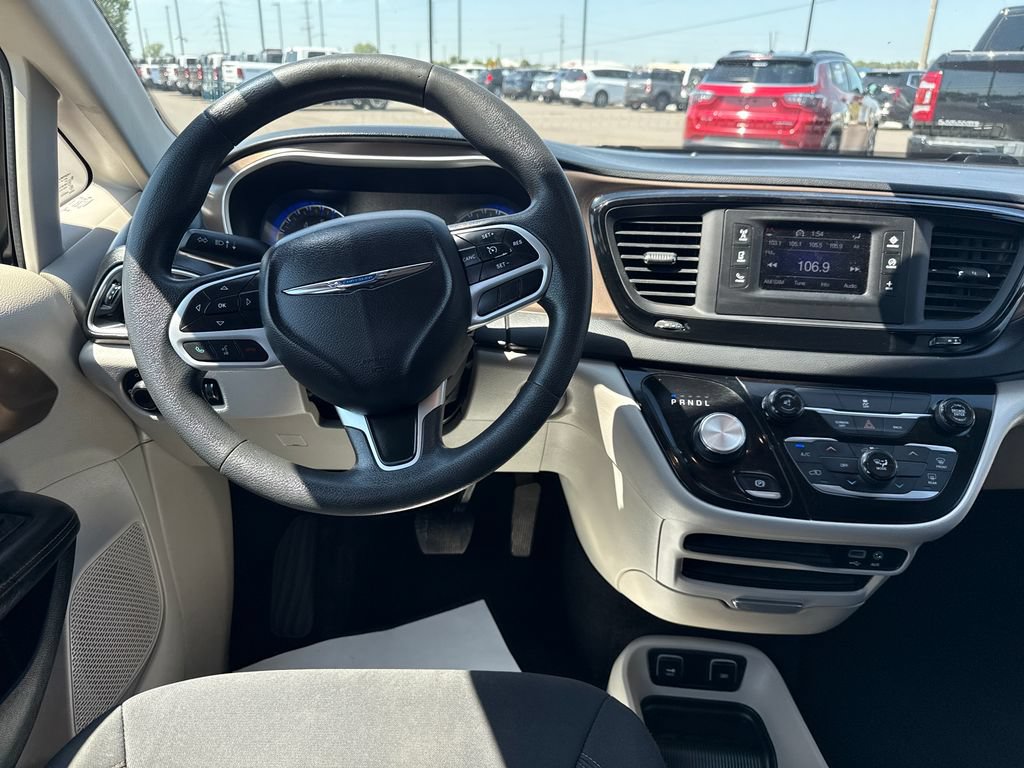 Used 2017 Chrysler Pacifica Touring FWD image 13
