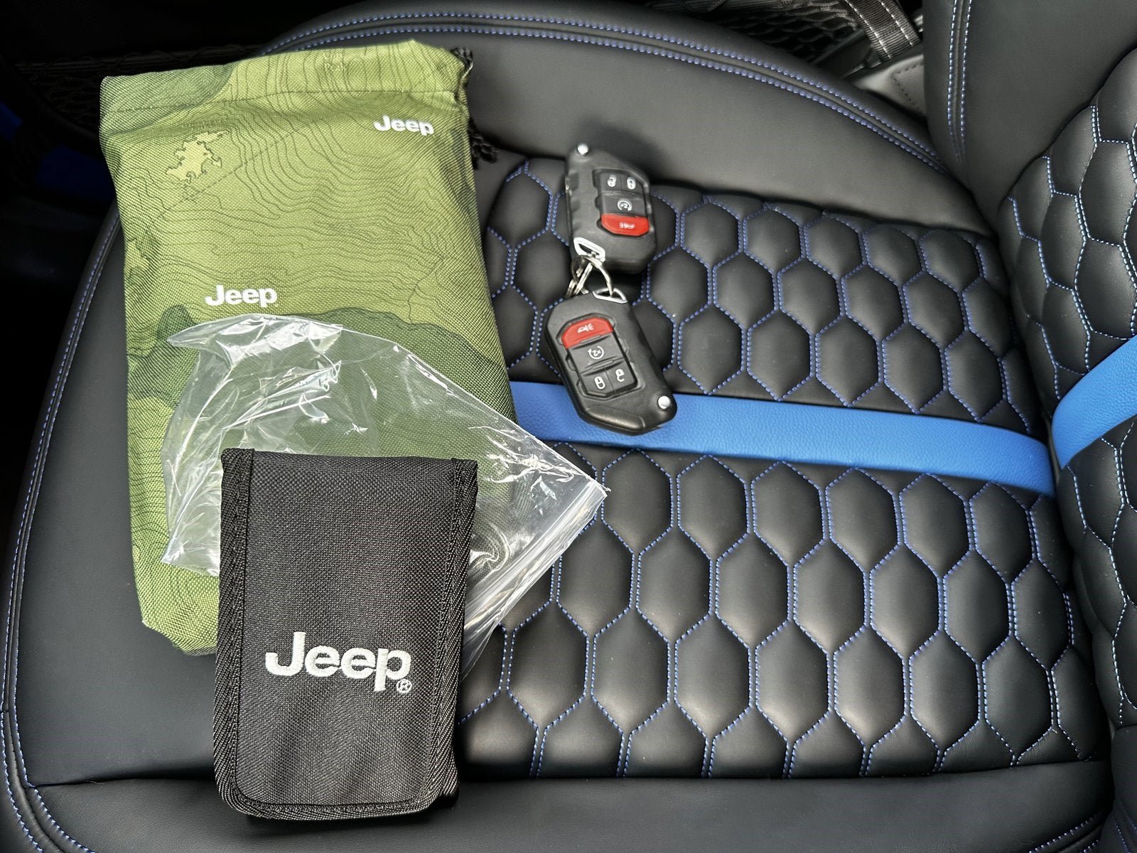 Used 2022 Jeep Wrangler Unlimited Sahara w/ LED Lighting Group AWD/4WD image 27