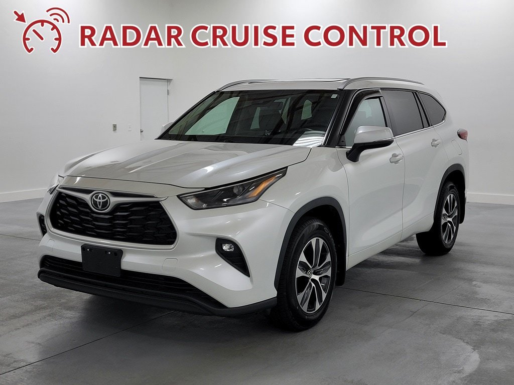 Used 2022 Toyota Highlander XLE AWD/4WD image 4