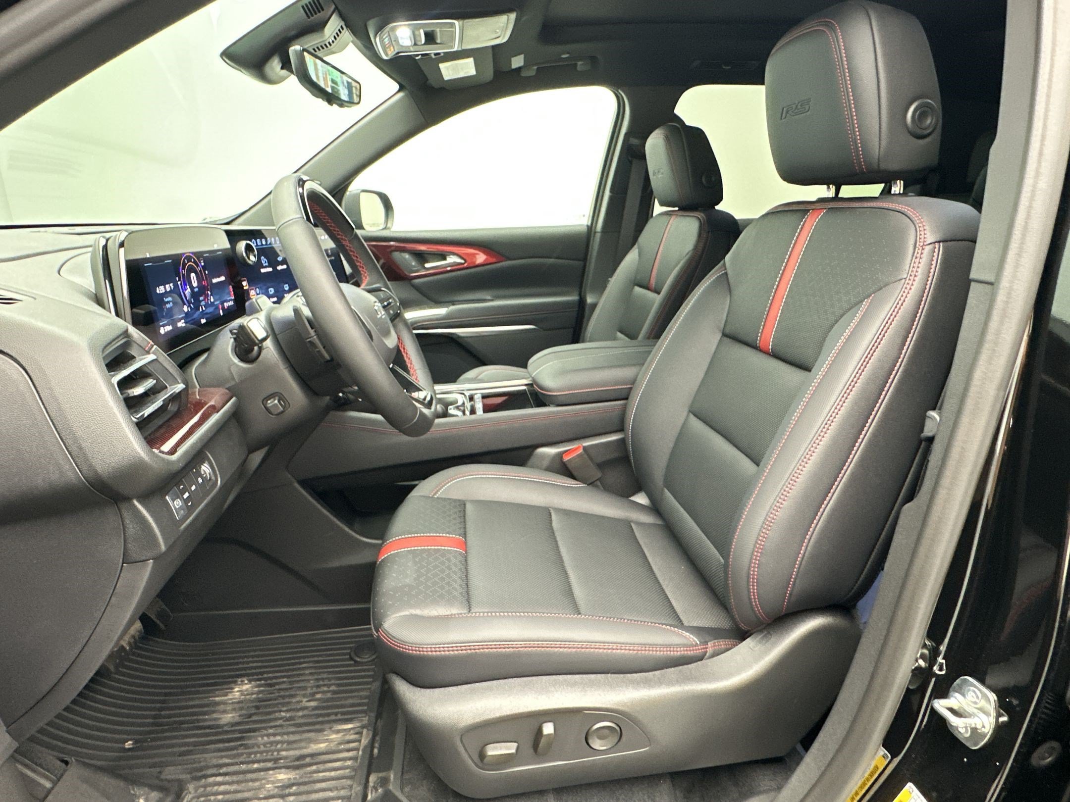 Certified 2026 Chevrolet Traverse RS w/ LPO, Floor Liner Package AWD/4WD image 5