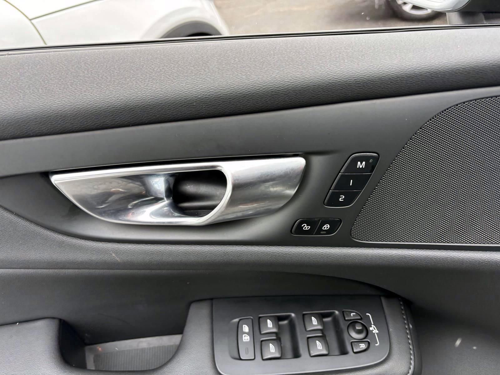 Used 2025 Volvo V60 B5 Cross Country Plus image 10