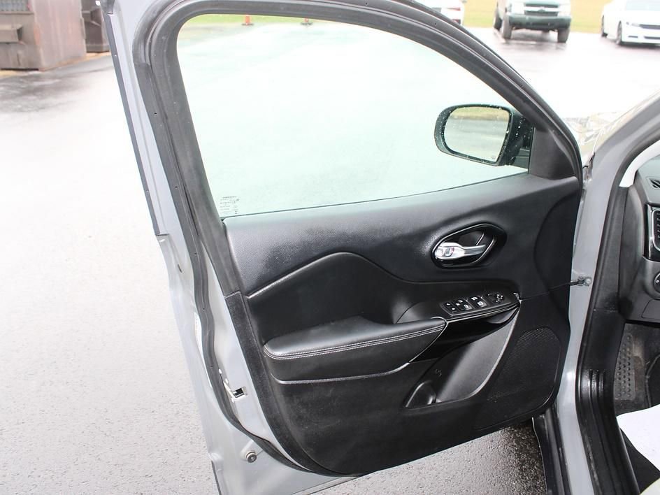 Used 2023 Jeep Cherokee Altitude Lux AWD/4WD image 35