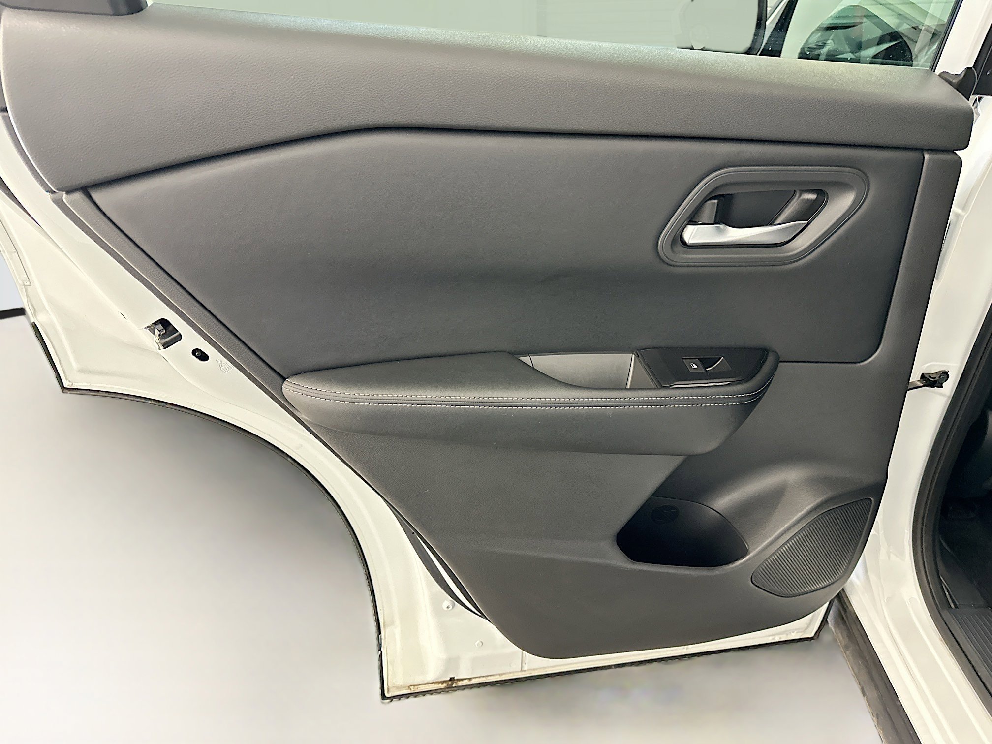 Used 2025 Nissan Rogue SV image 26