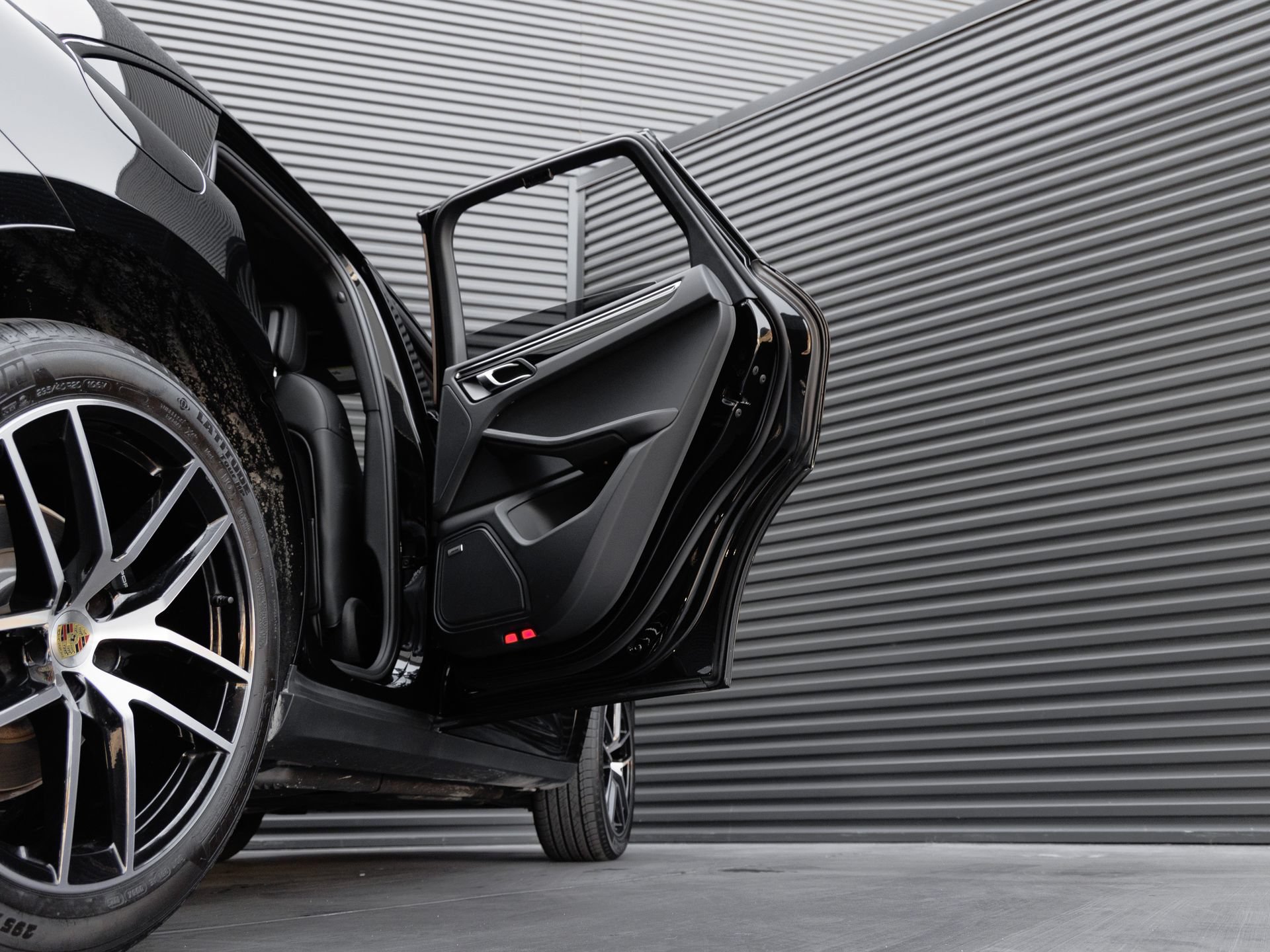 Certified 2025 Porsche Macan AWD/4WD image 33