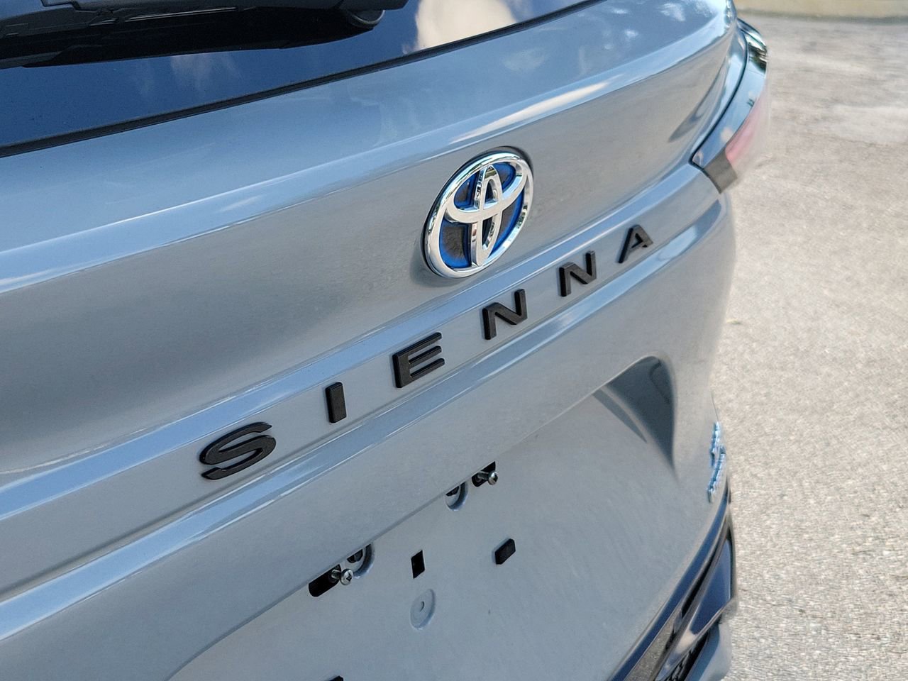 Used 2023 Toyota Sienna XSE FWD image 6