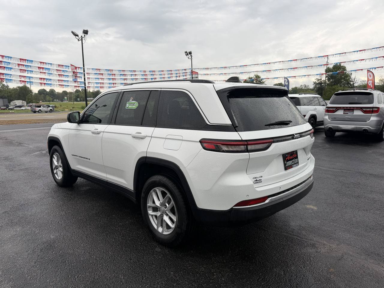 Used 2023 Jeep Grand Cherokee Laredo w/ Trailer Tow Prep Group (B) AWD/4WD image 7
