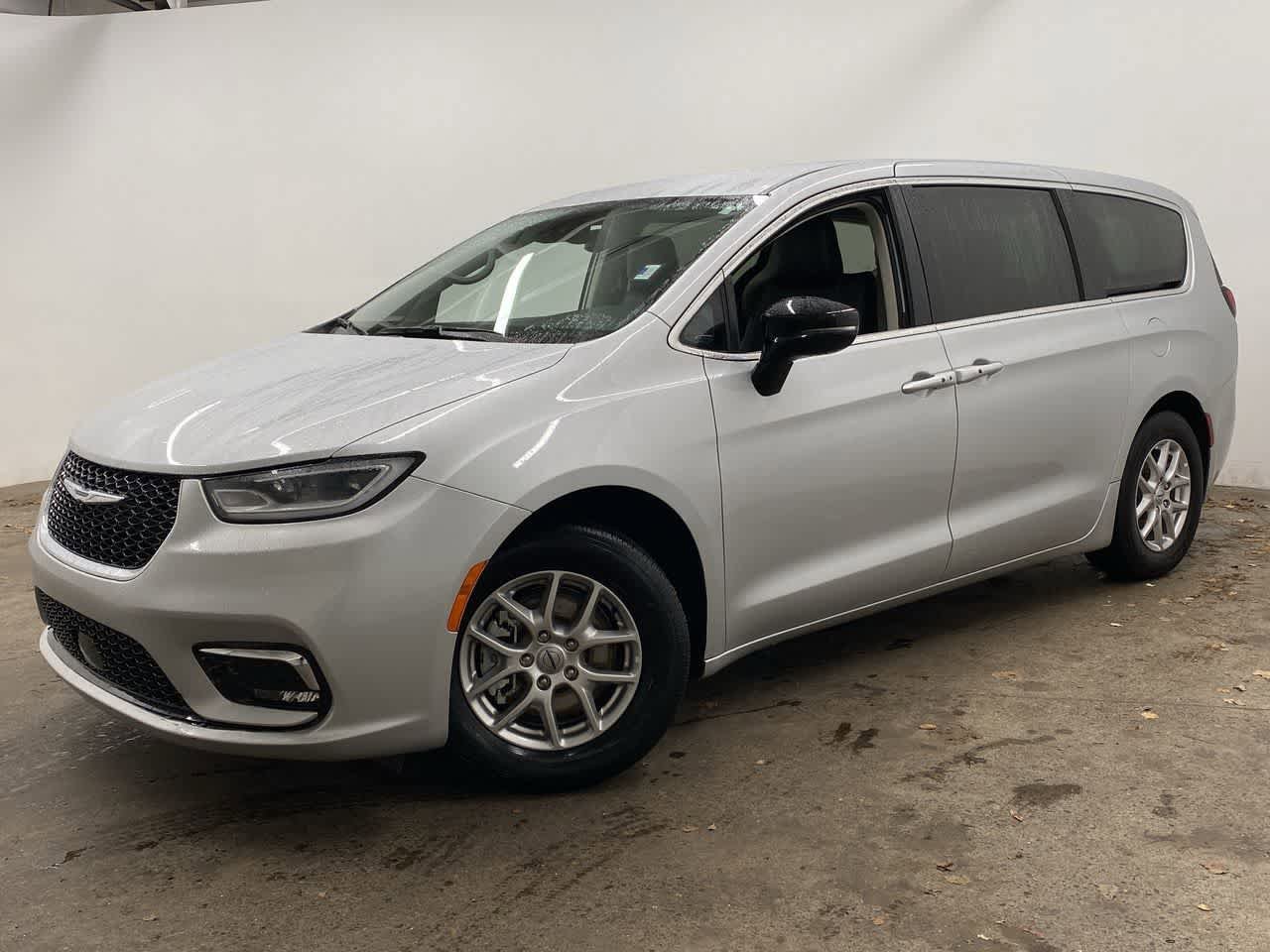Used 2024 Chrysler Pacifica Touring-L FWD image 1