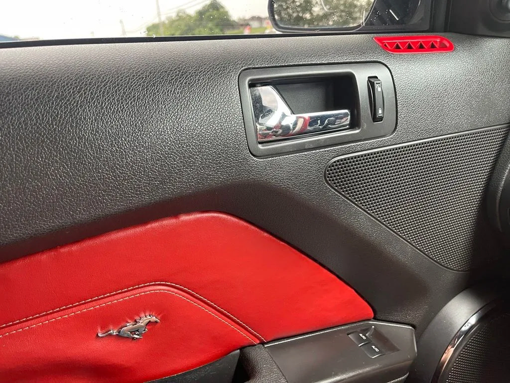 Used 2010 Ford Mustang GT Premium RWD image 29