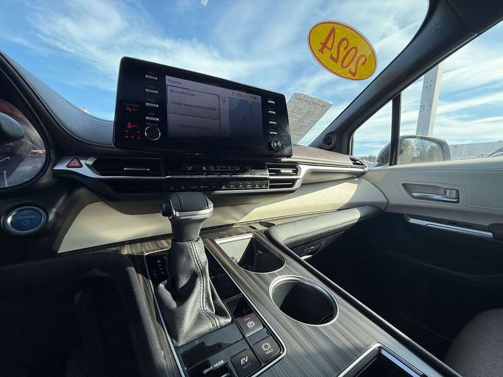 Certified 2024 Toyota Sienna Platinum image 12