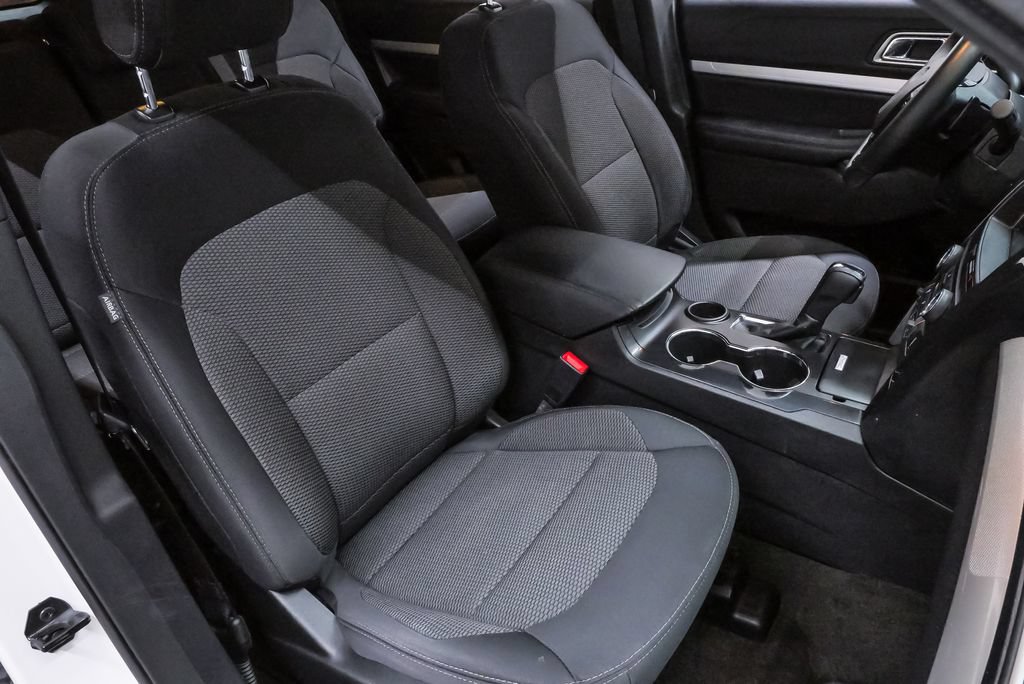 Used 2017 Ford Explorer XLT w/ Equipment Group 201A FWD image 14
