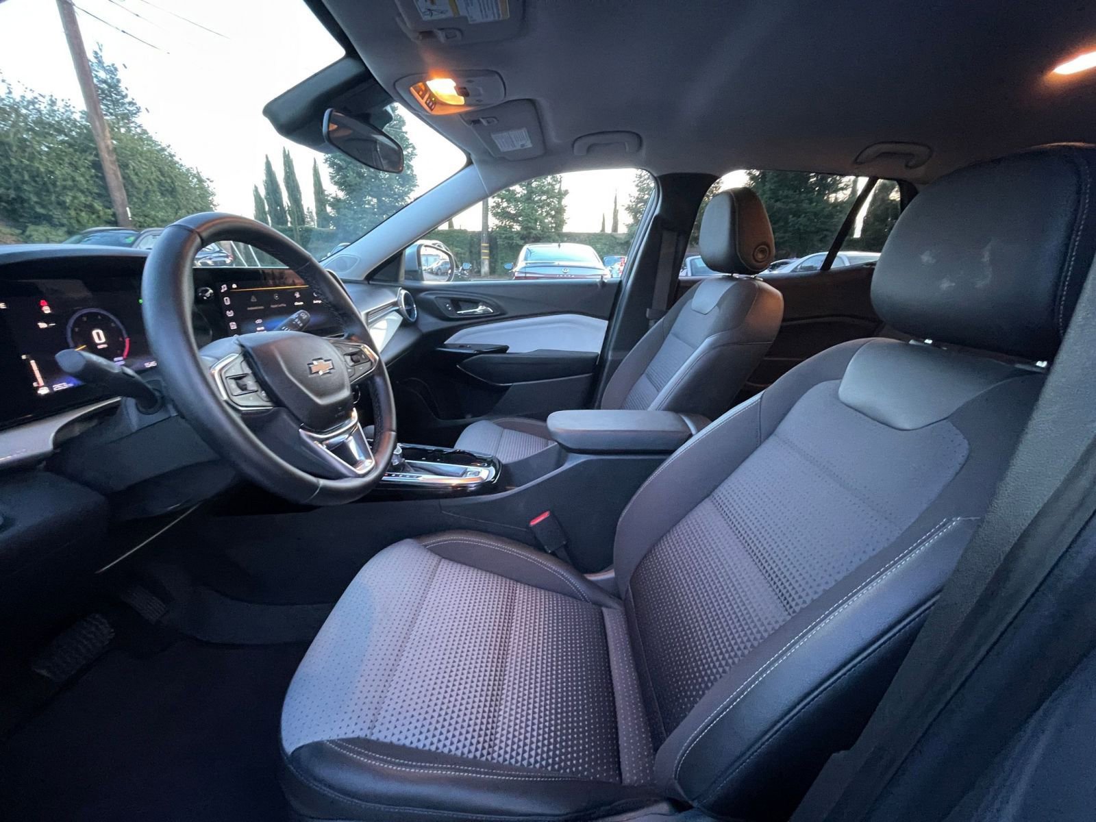 Used 2025 Chevrolet Trax LT w/ LT Convenience Package image 27