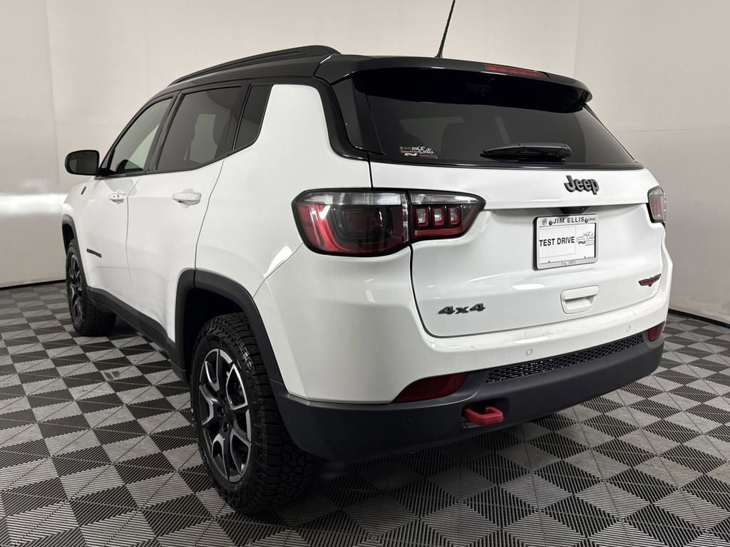 Used 2024 Jeep Compass Trailhawk image 4