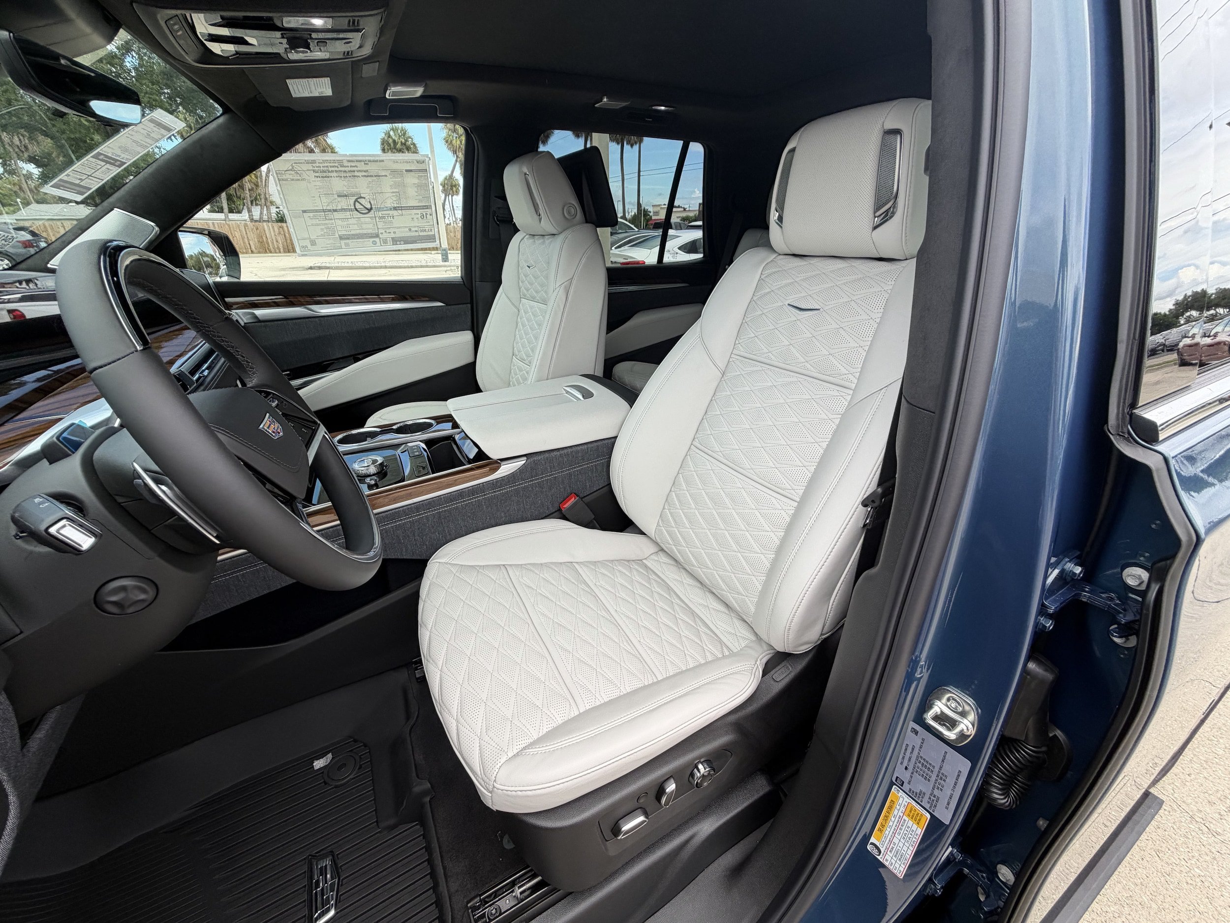 New 2026 Cadillac Escalade Platinum Luxury w/ LPO, Radiant Package AWD/4WD image 13