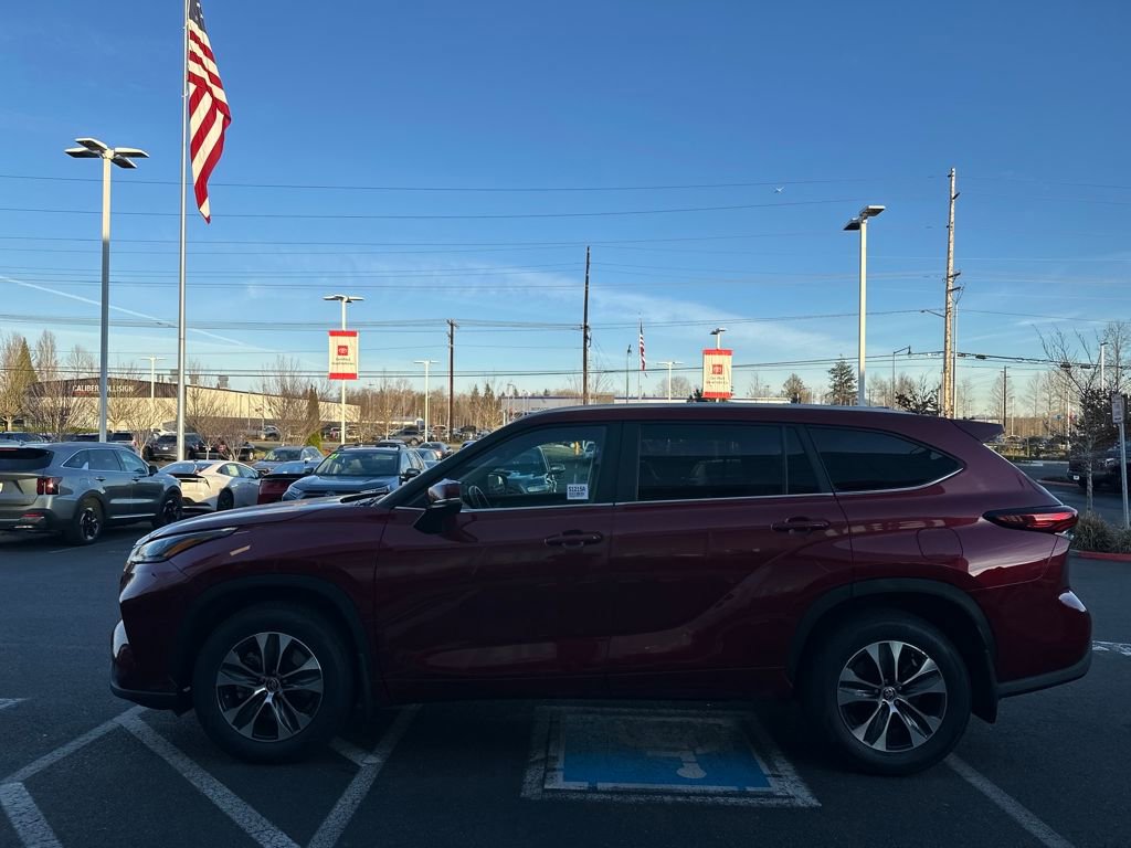 Used 2023 Toyota Highlander XLE image 6
