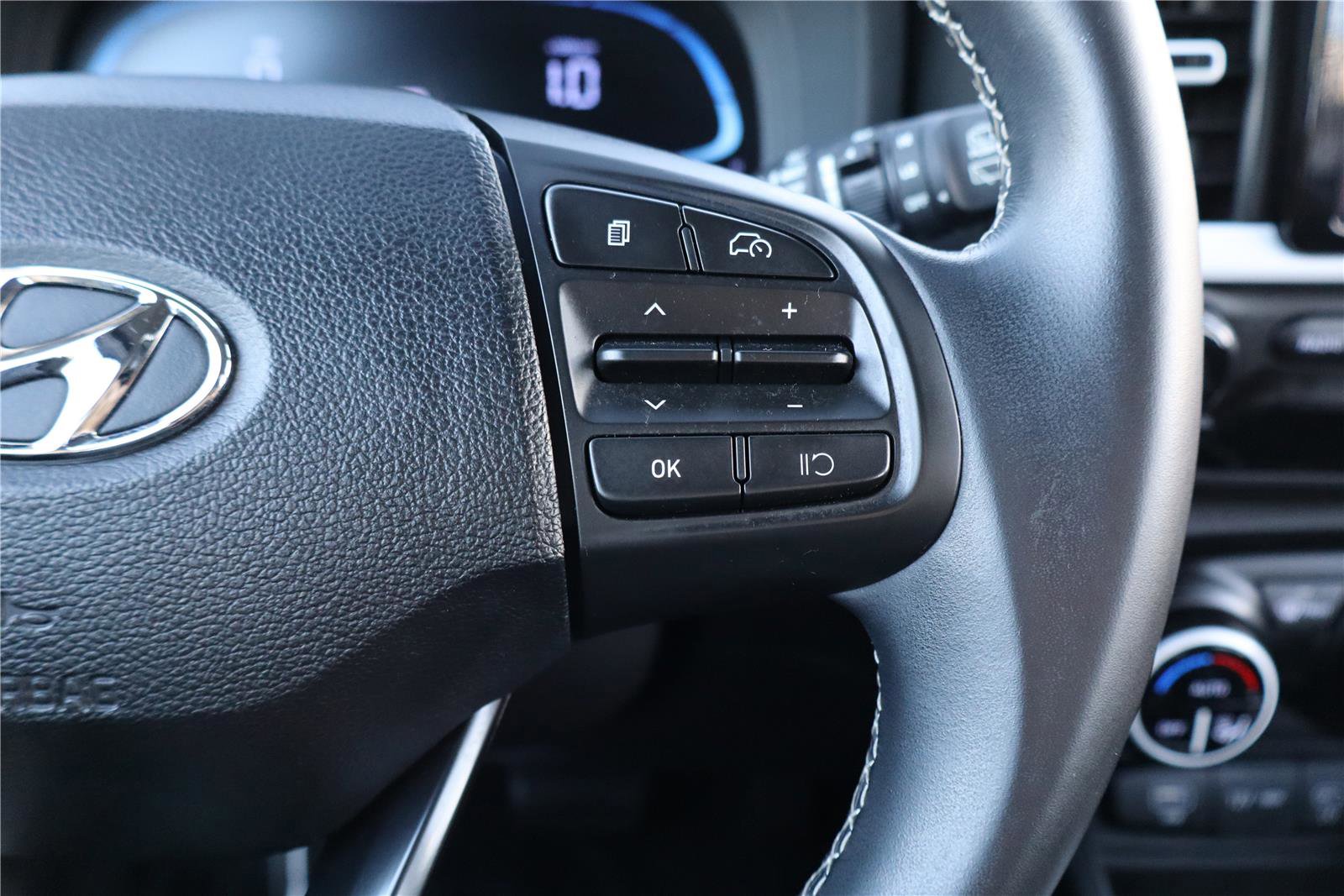 Used 2023 Hyundai Venue Limited w/ Cargo Package image 18