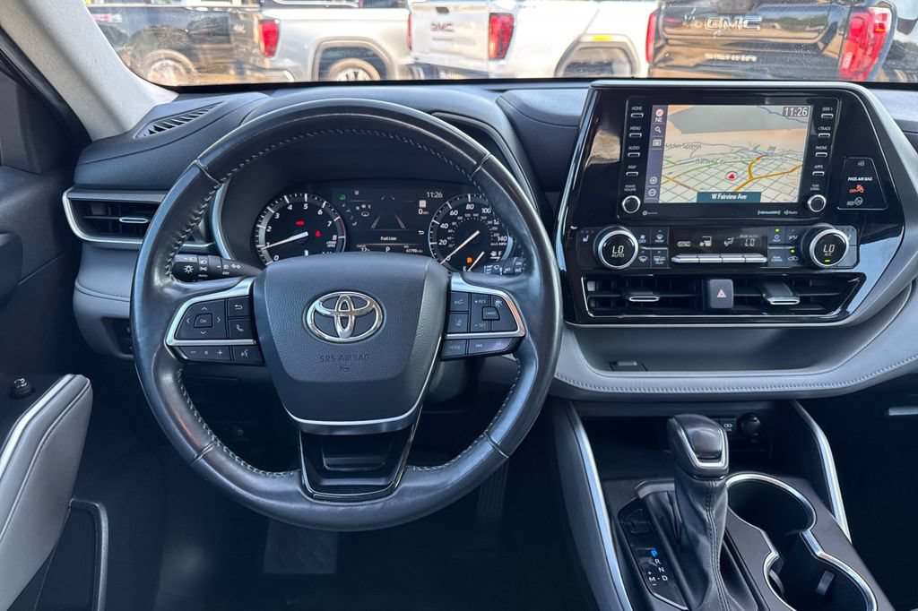 Used 2021 Toyota Highlander XLE AWD/4WD image 16