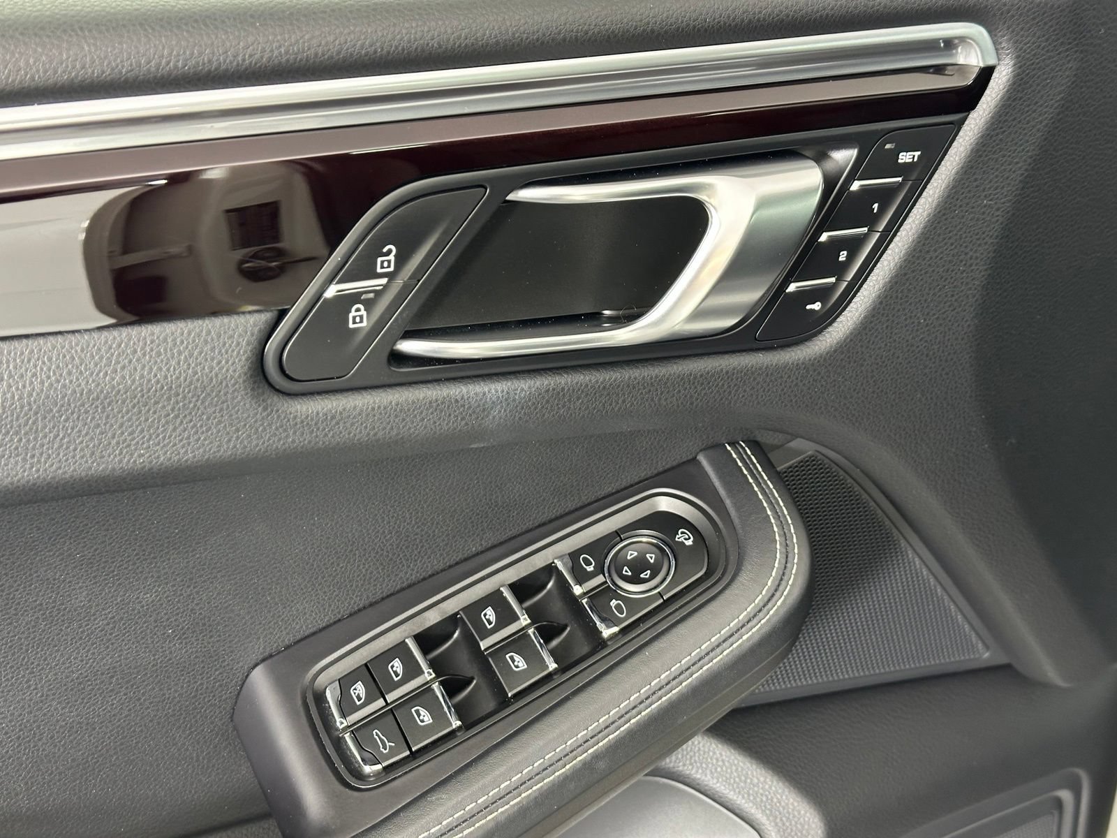 Used 2022 Porsche Macan AWD/4WD image 35