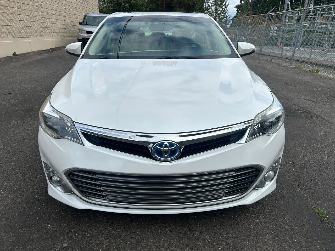 Used 2014 Toyota Avalon Limited FWD image 2