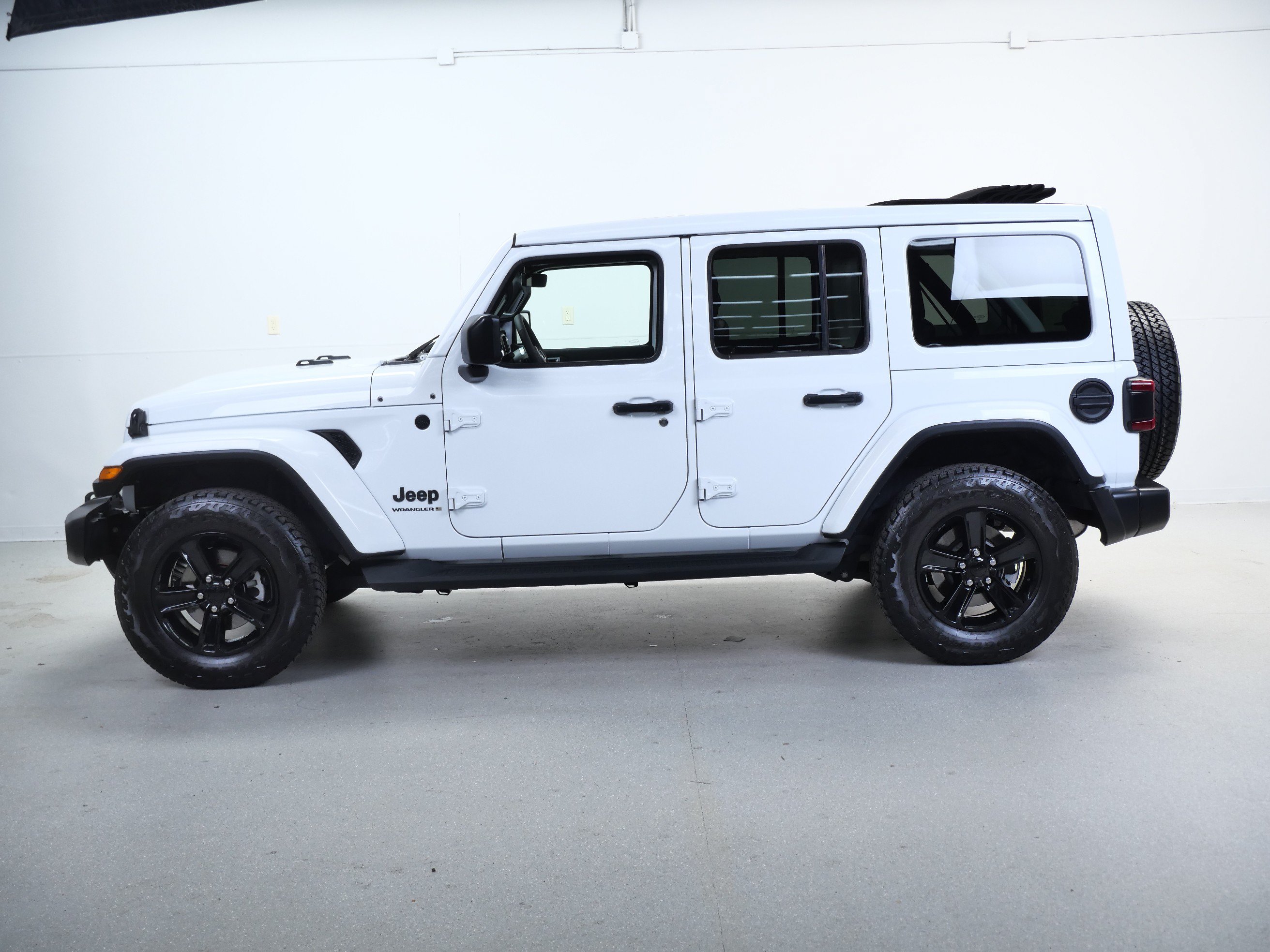 Used 2023 Jeep Wrangler Unlimited Sahara AWD/4WD image 9