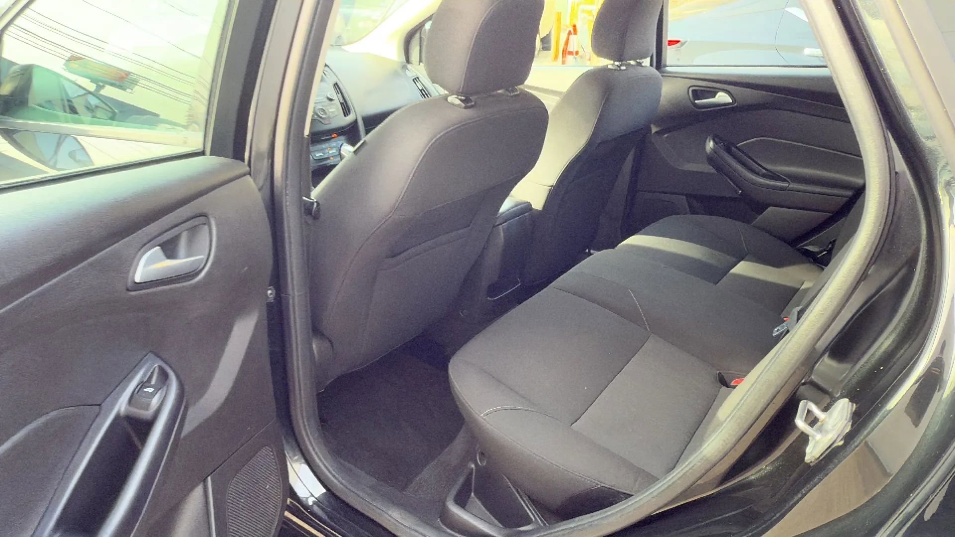 Used 2015 Ford Focus SE w/ SE Sport Package image 27