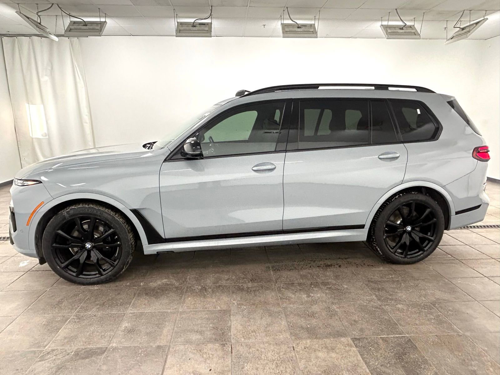 Used 2025 BMW X7 M60i w/ Executive Package image 2