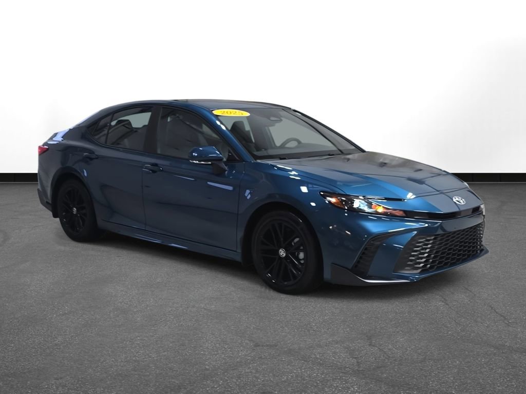 Used 2025 Toyota Camry SE image 3
