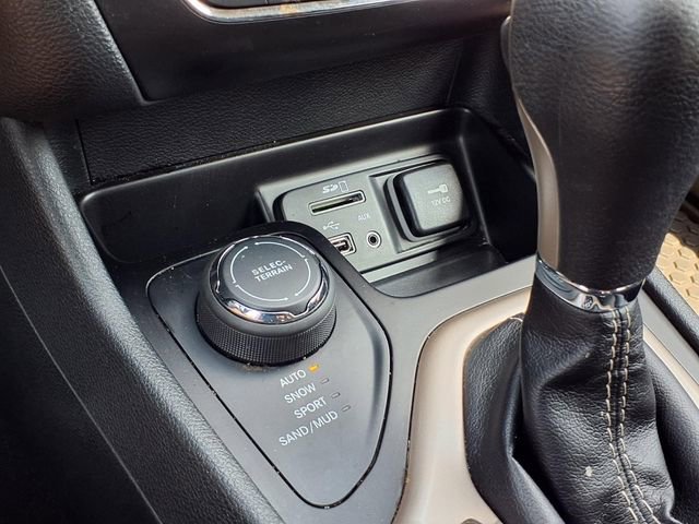 Used 2016 Jeep Cherokee Latitude w/ Cold Weather Group AWD/4WD image 14