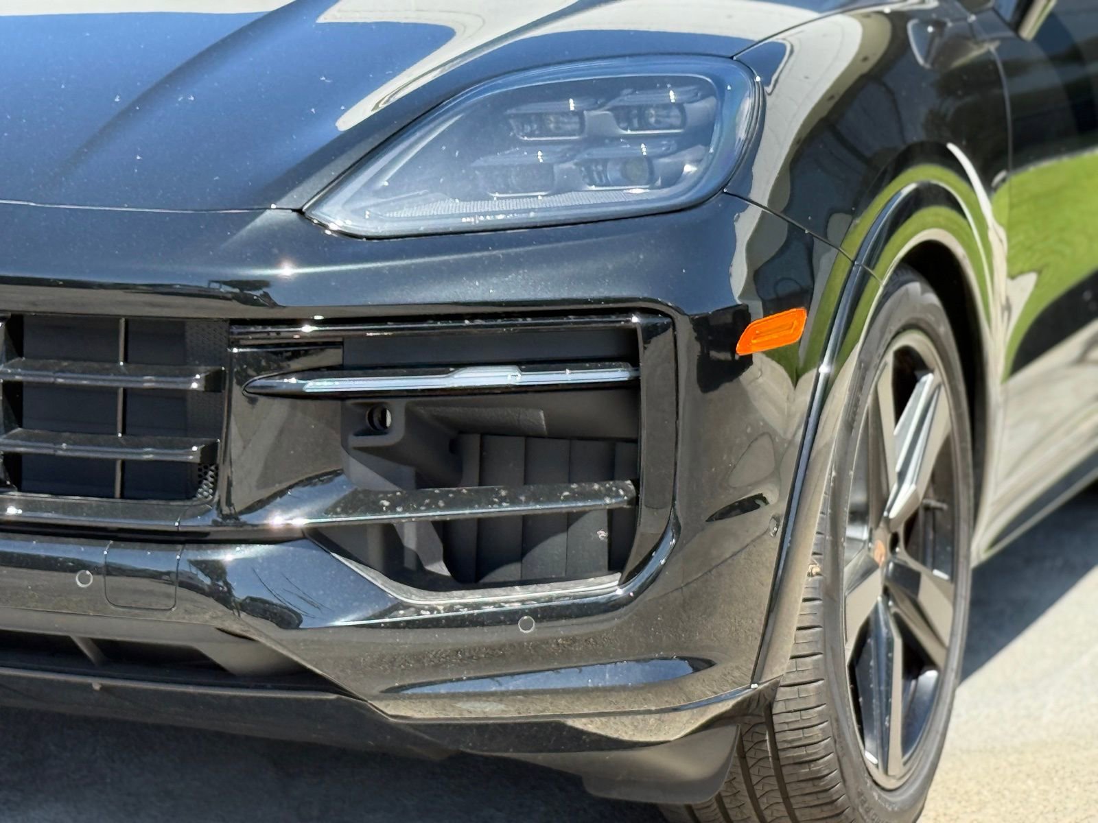 Used 2025 Porsche Cayenne GTS AWD/4WD image 3