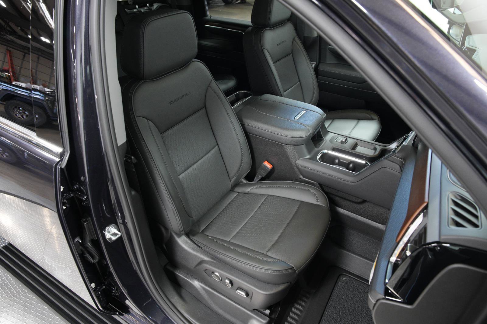 New 2025 GMC Sierra 2500 Denali w/ Denali Reserve Package image 18