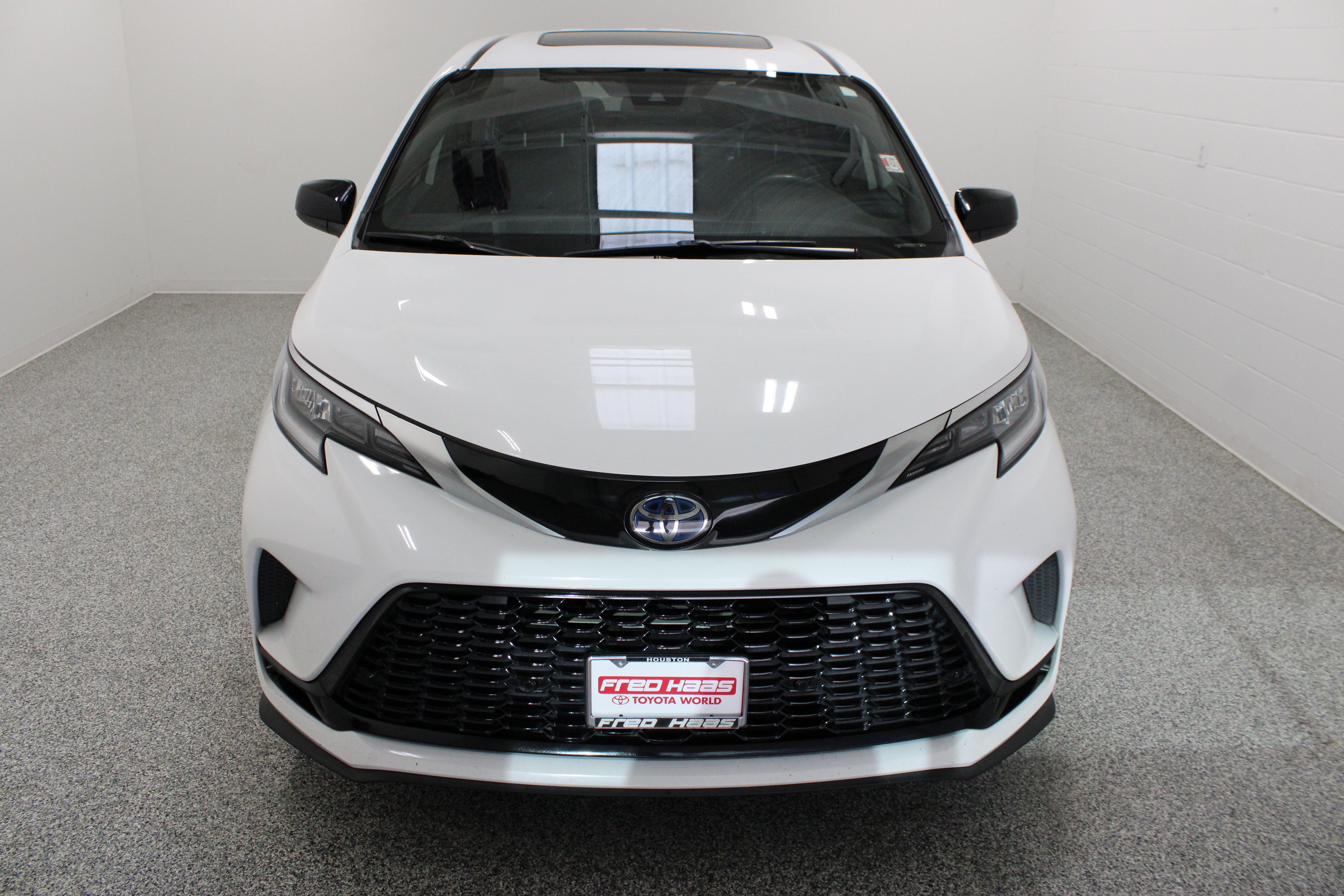 Used 2023 Toyota Sienna XSE FWD image 3