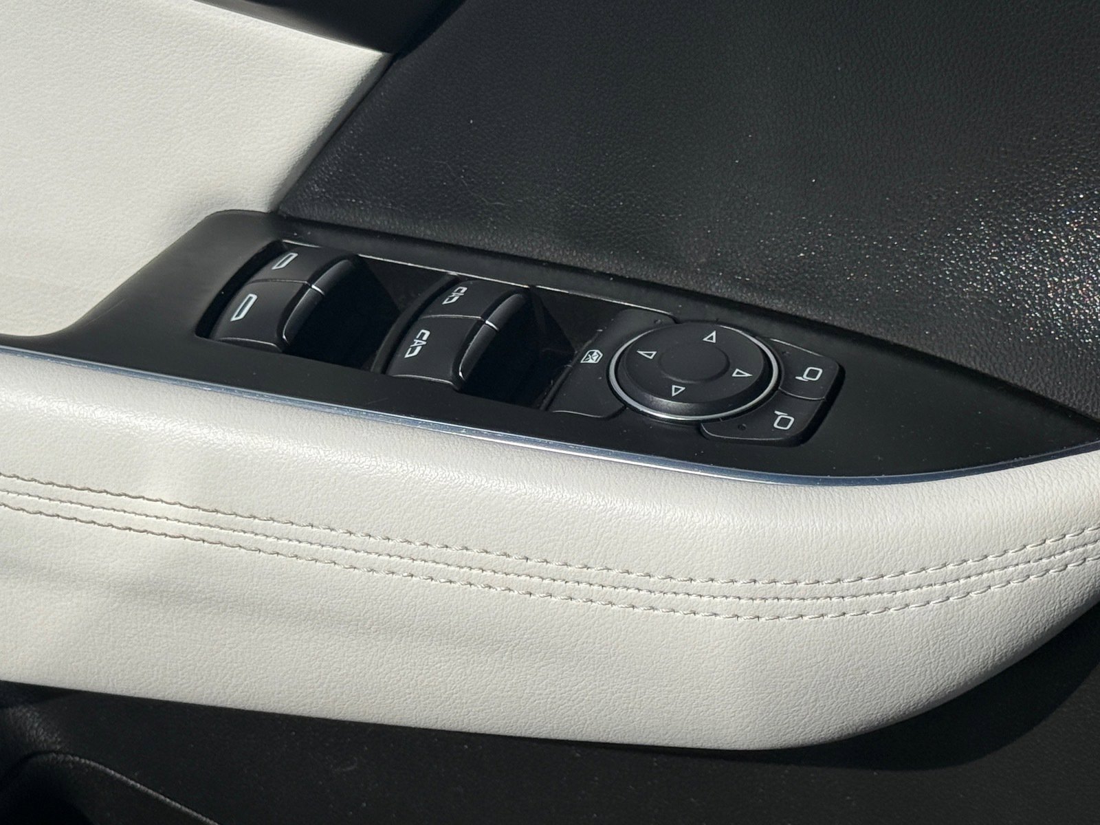 Used 2024 Buick Envision Avenir image 23