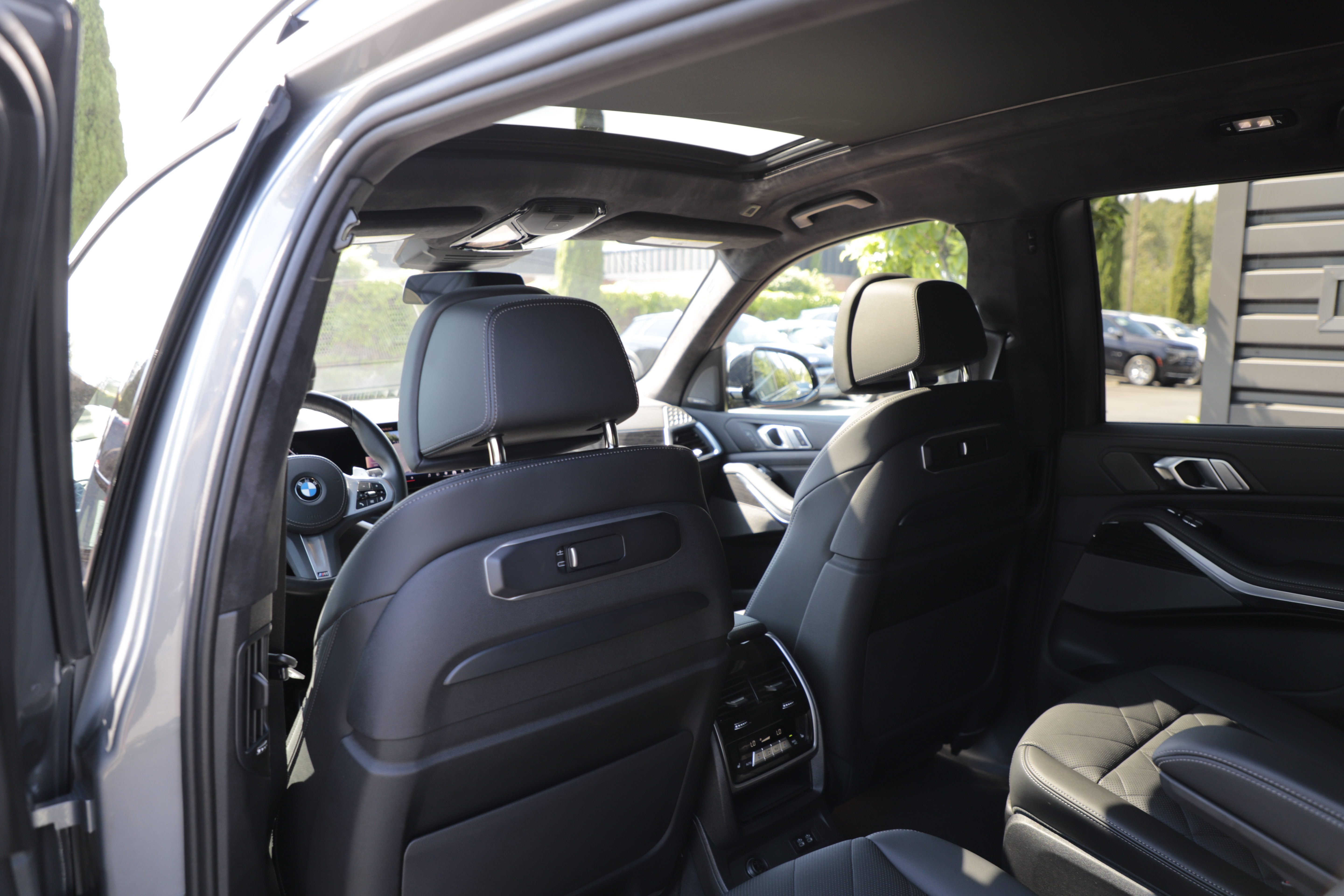Used 2024 BMW X7 xDrive40i w/ M Sport Package AWD/4WD image 15