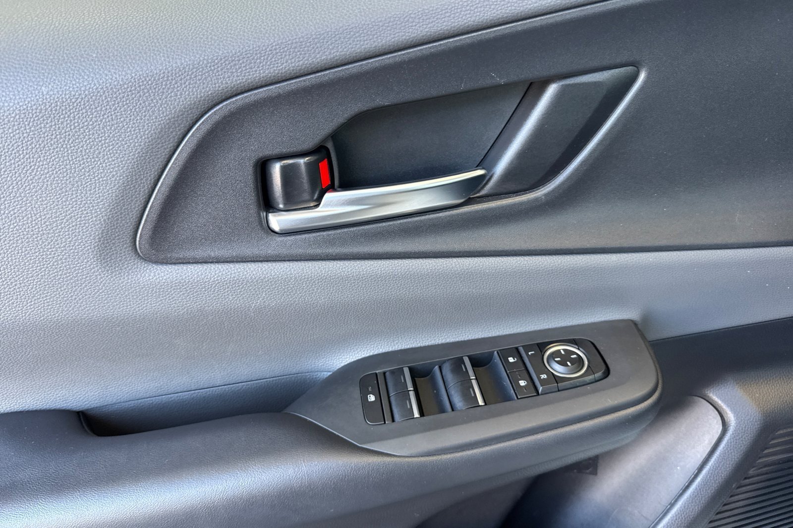 Certified 2025 Toyota Prius XLE FWD image 10