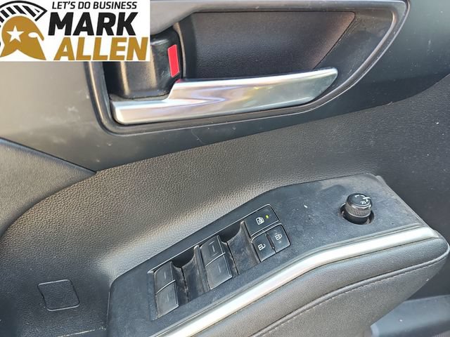 Used 2021 Toyota Highlander XLE AWD/4WD image 22