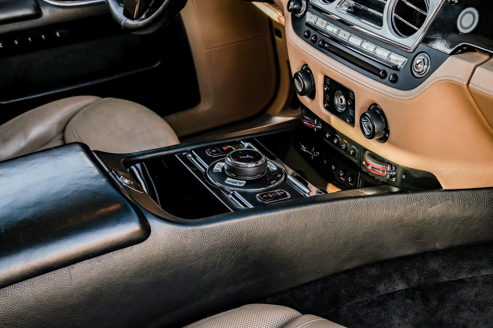 Used 2015 Rolls-Royce Ghost RWD image 28