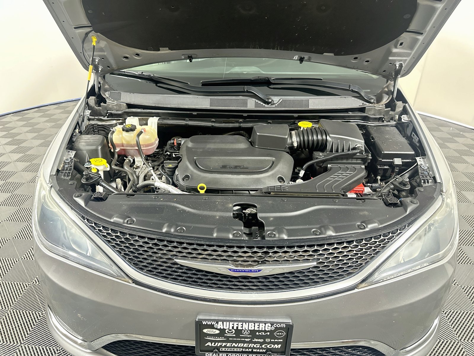 Used 2019 Chrysler Pacifica Touring-L FWD image 29
