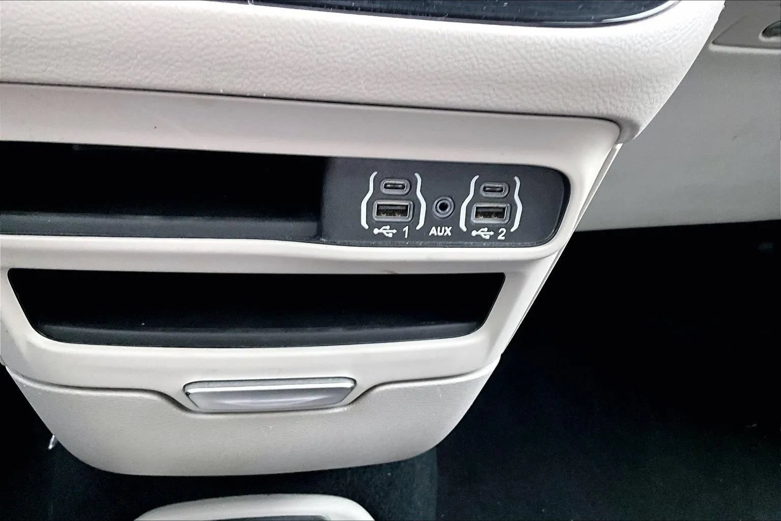 Used 2021 Chrysler Voyager L FWD image 15