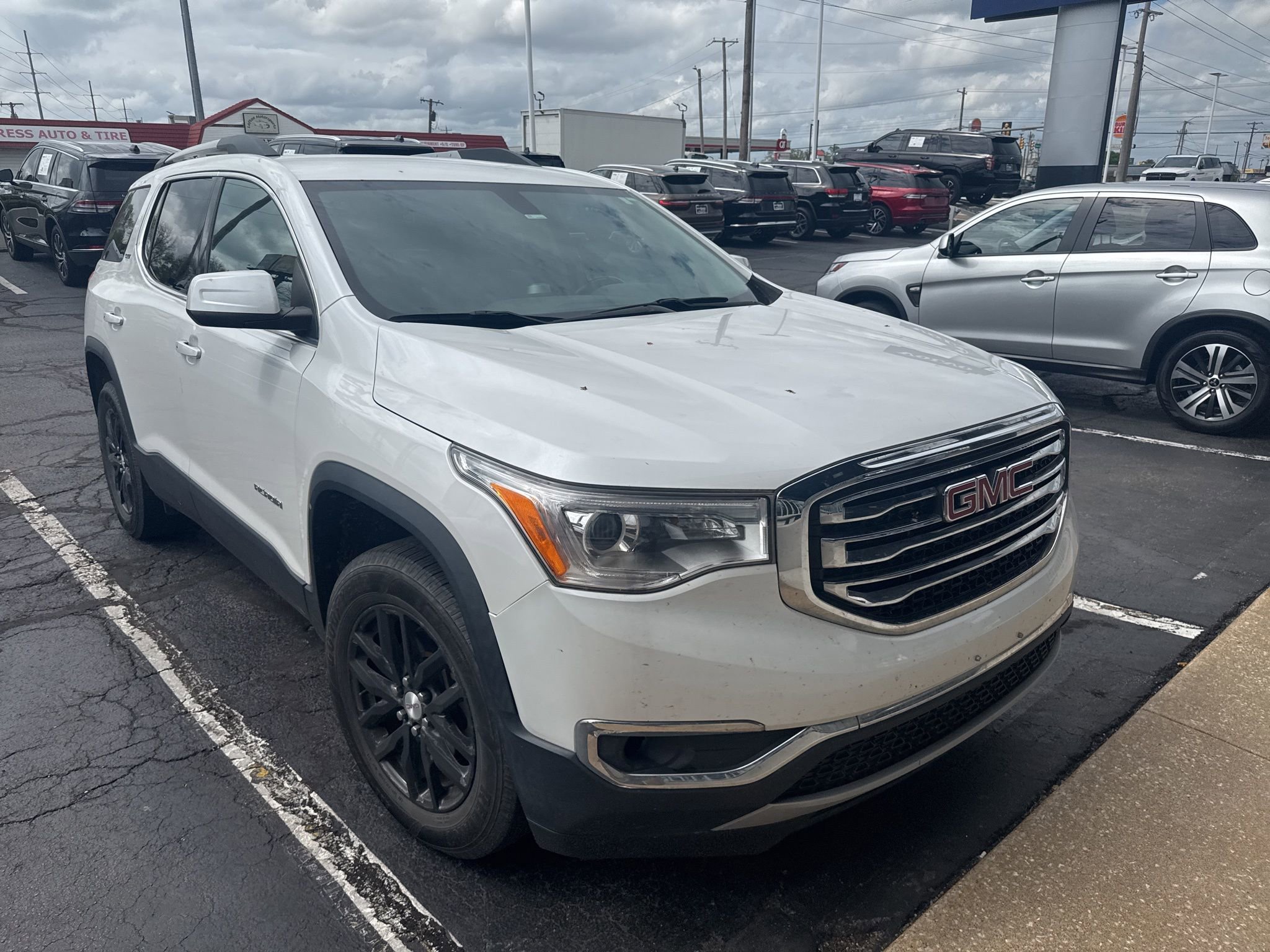 Used 2018 GMC Acadia SLT image 3