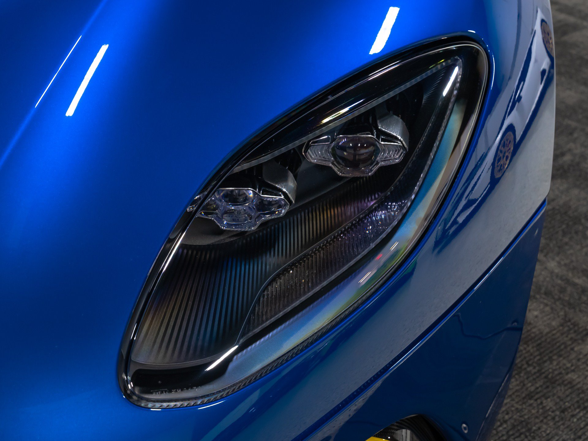 Used 2023 Aston Martin DBS Superleggera Volante RWD image 30