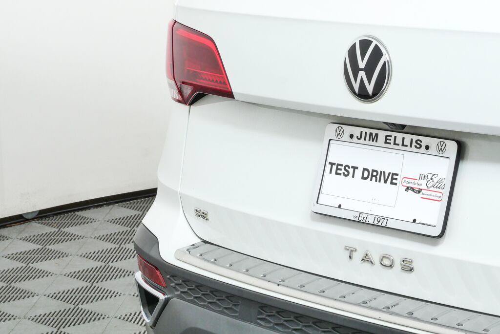 Certified 2022 Volkswagen Taos SE FWD image 33
