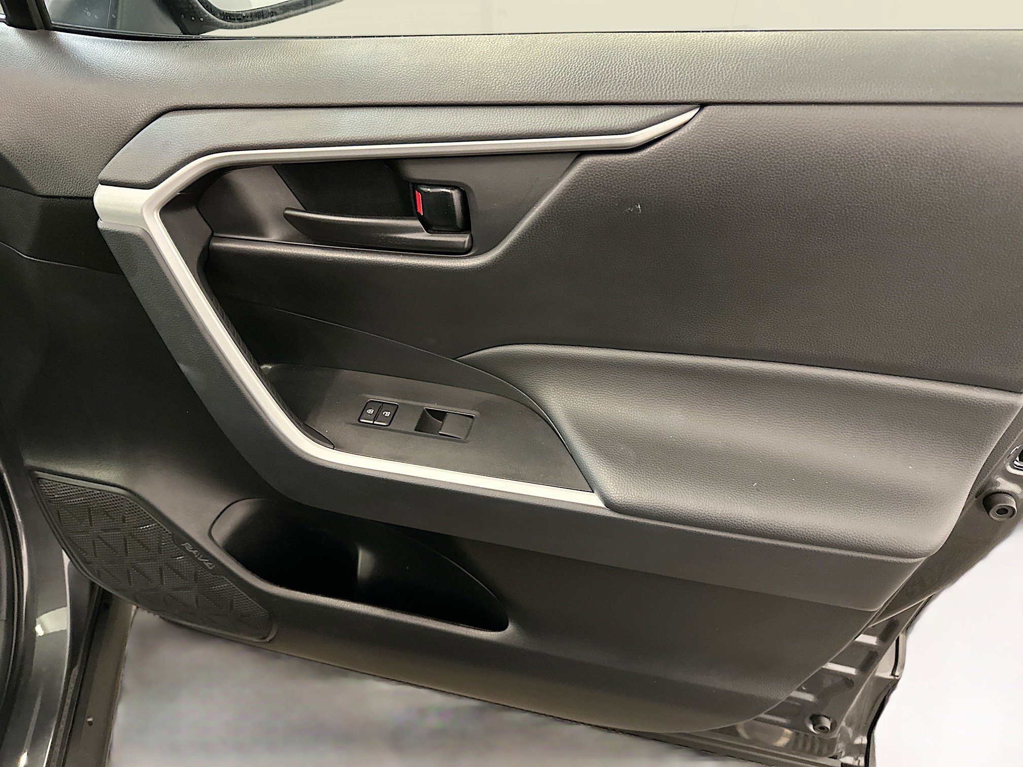 Used 2025 Toyota RAV4 LE image 33