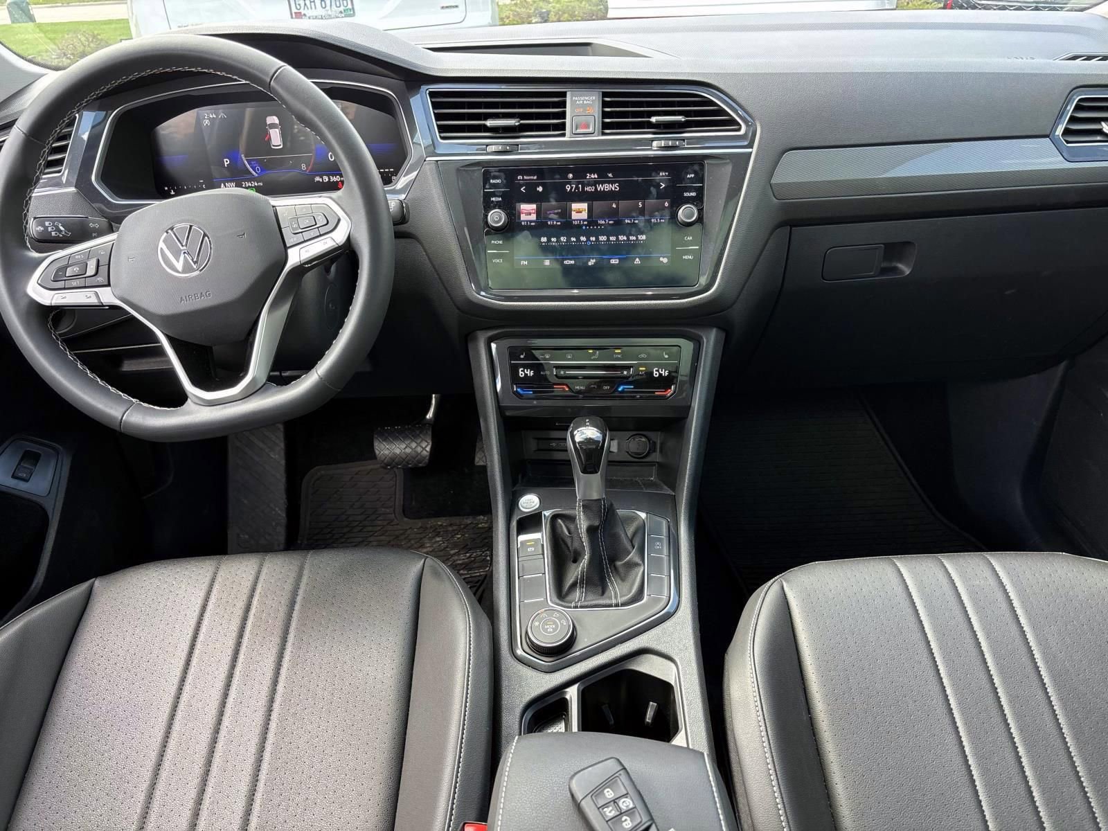 Used 2024 Volkswagen Tiguan SE w/ Panoramic Sunroof Package image 30