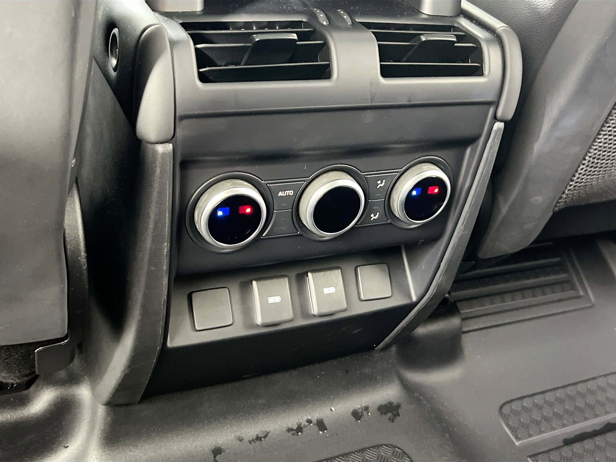 Used 2024 Land Rover Defender 110 X-Dynamic SE image 27