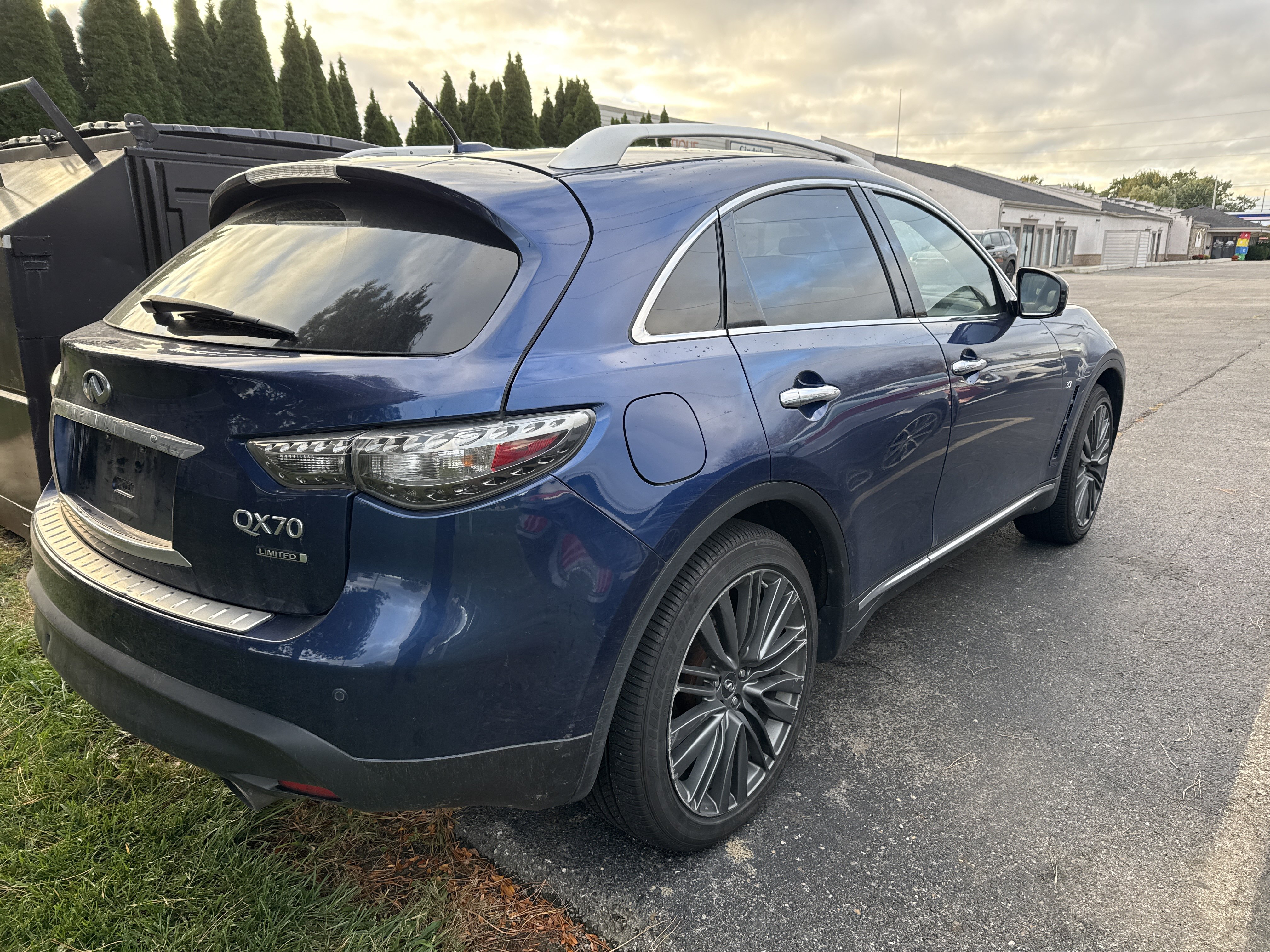 Used 2017 INFINITI QX70 AWD w/ Limited Package image 2