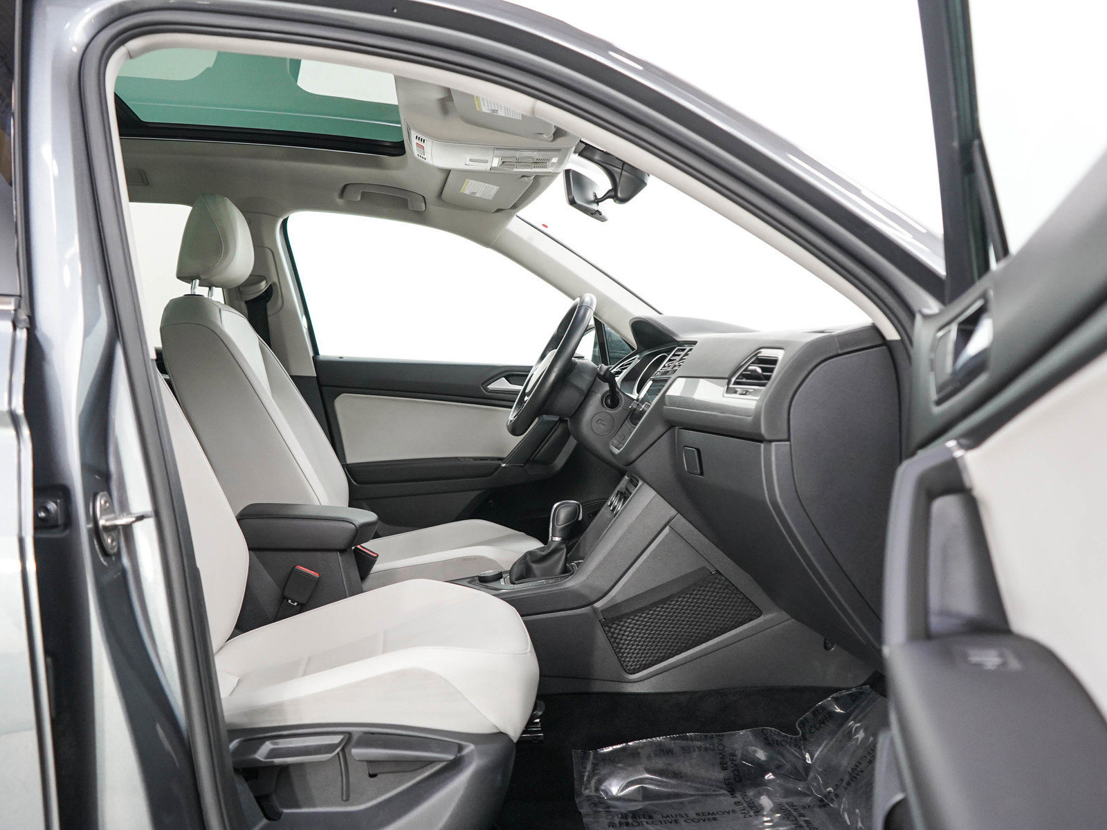 Used 2018 Volkswagen Tiguan SEL AWD/4WD image 11