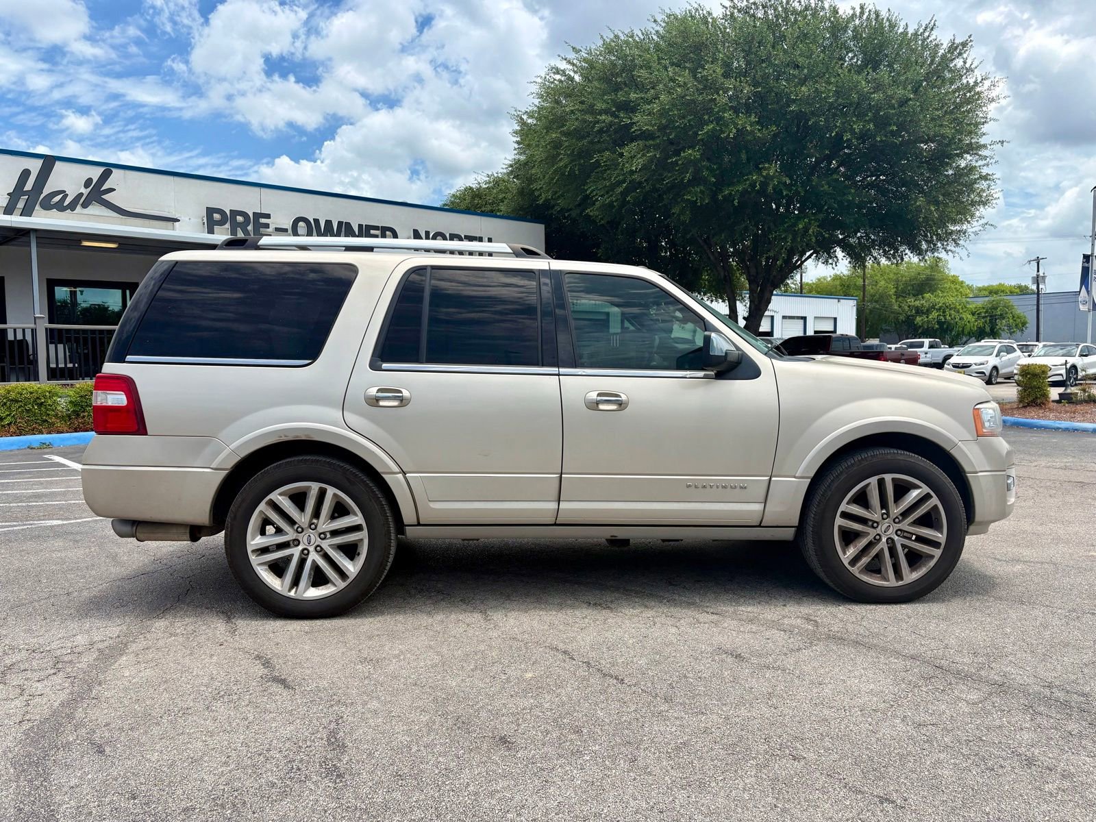 Used 2017 Ford Expedition Platinum RWD image 2