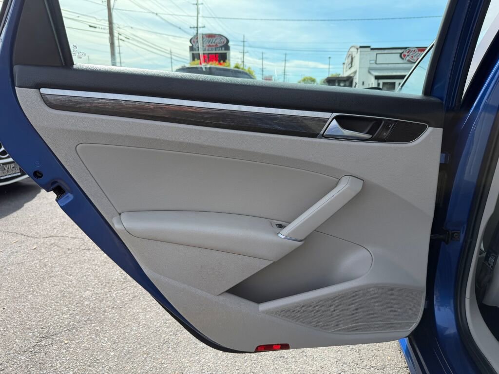 Used 2017 Volkswagen Passat 1.8T SE FWD image 22