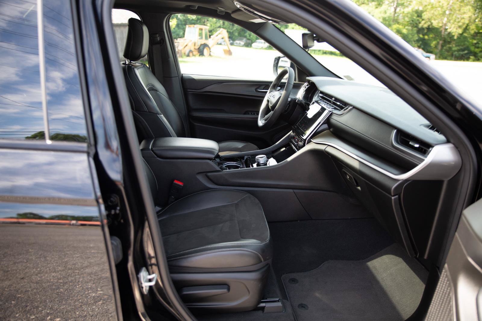 Used 2023 Jeep Grand Cherokee Altitude AWD/4WD image 24